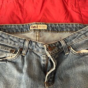 Used jeans good condition. Little shredded on the right bottom.